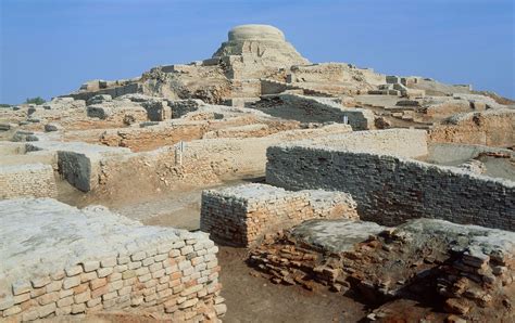 who found mohenjo daro.